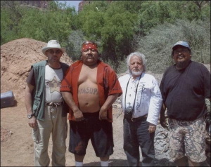 В прошлом году в мае Майкл Моргулис (второй справа) провел четыре дня с индейцами племени хавасипаи в американском штате Аризона