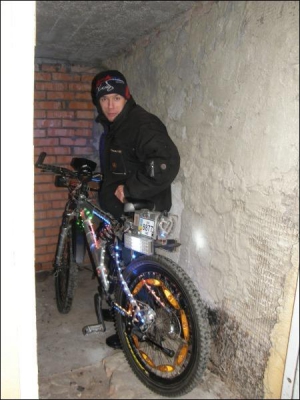 Максим Кушнир из Винницы оборудовал свой велосипед 365 цветными лампочками — ”чтоб водители машин не сбили”