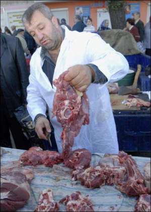 На Центральном рынке города Луганска килограмм свиного бедра осенью продавали по 60 гривен. В городе задерживают зарплаты, потому покупателей на рынке стало меньше