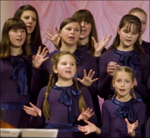 Детский хор ”Веснянка” колядует под ритмы джаза в Национальной филармонии. Во время выступления они много жестикулировали