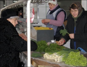 Нина Кушниренко продает зелень на Центральном рынке Винницы. Выращивает ее в собственной теплице