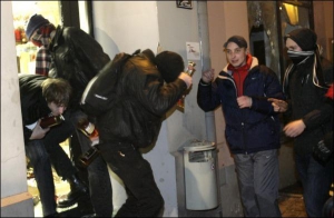 Участники погромов грабят магазин с алкоголем в Старой Риге, историческом центре столицы Латвии, в ночь на 14 января