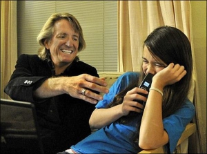 Рейна Хардести (справа) с отцом Грегом. Когда родители узнали, что у дочери зависимость от телефона, ей запретили пользоваться мобильным