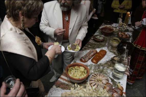 В фойе Украинского дома гостей бала ”Маланка” угощали кутьей, варениками с капустой, гречаниками, медовиками, пирогами с маком, пампушками, узваром