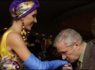 Старший брат президента України Петро Ющенко цілує руку телеведучій Катерині Осадчій
