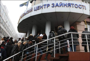 Безработные стоят в очереди в городской центр занятости Донецка 3 декабря 2008 года. Из-за мирового падения спроса на чугун остановилось большинство металлургических предприятий Донбасса. В регионе уволили около 130 тысяч человек