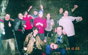 Олексій Скибенко зі студентами в поході 20 жовтня 2004 року. До ранку наступного дня з 11 студентів вижили восьмеро