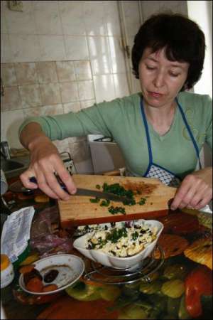 Ирина Шавеко из Новгорода-Сиверского на Черниговщине готовит салат из сыра и яиц. Всегда кладет в него чернослив. Говорит, это кушанье ей никогда не надоедает