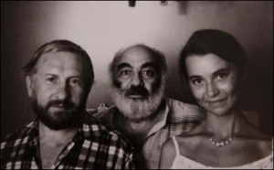 Кинорежиссеры Сергей Параджанов (в центре) и Леонид Осика с женой актрисой Светланой Князевой вместе работали над фильмом ”Войдите, страждущие”. Фото 1986 года