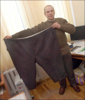 Віктор Мартинюк із села Скаківка Бердичівського району  Житомирщини показує свої штани об&#39;ємом 3 метри, які носив за ваги 208 кілограмів