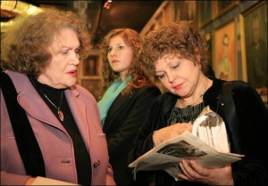 Поетеса Ліна Костенко (ліворуч) разом із онучкою Ярославою-Франческою (в центрі) прийшла на презентацію книжки своєї доньки Оксани Пахльовської ”Ave, Europa!”