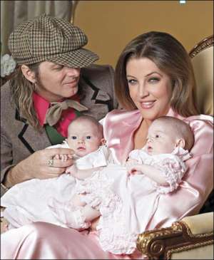 Лиза-Мария Пресли и ее муж Майкл Локвуд показали дочек Финли и Харпер через три месяца после их рождения