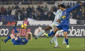 У центральному матчі 19-го туру чемпіонату Італії ”Лаціо” зіграв унічию з ”Ювентусом” — 1:1. На газоні лежить один з лідерів ”Ювентуса” Павел Недвед, який 5 років відіграв у складі ”Лаціо”