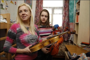 Киянка Ірина Бочай (ліворуч) тримає в руках скрипку, яку її доньці Насті подарувала Тетяна Іванівна з райцентру Долина Івано-Франківської області
