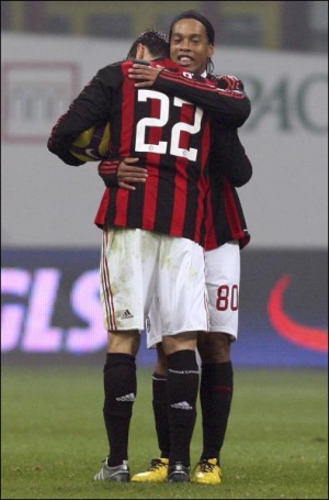 Кака (№22) вместе с соотечественником и партнером по клубу Роналдиньо. Роналдиньо летом тоже мог перейти в ”Манчестер Сити”, но решил играть за ”Милан”