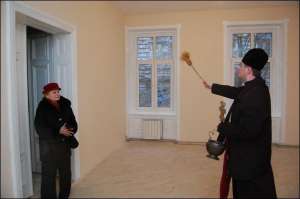 Священник освящает в понедельник квартиру №7 в доме на улице Костюшко во Львове. Хозяйка, 63-летняя Вера Лозинская, стоит у дверей. Взрывная волна разрушила в ее квартире кухню