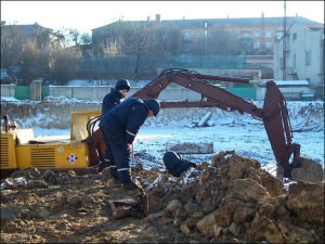 Сапери досліджують у вівторок територію майбутнього новобуду в Рівному. У землі навколо знайшли кілька десятків мін і снарядів