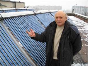На крыше ресторана гостиницы ”Росава” в Черкассах Николай Петренко поставил десять солнечных батарей. В морозные дни они нагревают одну тонну воды в сутки. Летом — до четырех тонн