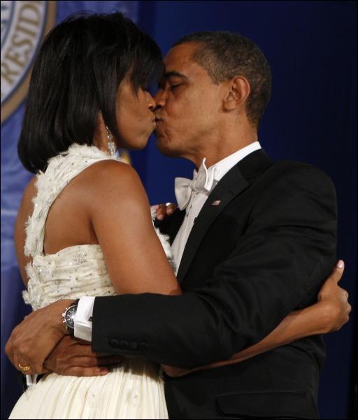 Барак Обама із дружиною Мішель на балу з приводу його посвяти у президенти США. Перша пара країни відкрила захід повільним танцем. Наприкінці пісні глава держави поцілував дружину в губи