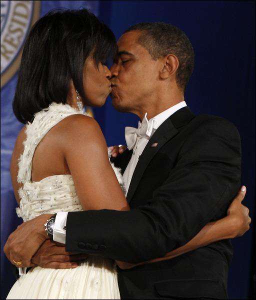 Барак Обама с женой Мишель на балу по поводу его посвящения в президенты США. Первая пара страны открыла мероприятие медленным танцем. В конце песне глава государства поцеловал жену в губы