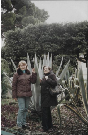 Сандра Галлингани (слева) с подругой Валерией в городском парке Салерно. Женщины работают в Италии сиделками