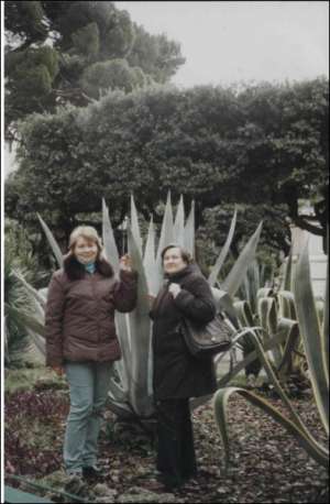 Сандра Галлінгані (ліворуч) з подругою Валерією у міському парку Салерно. Жінки працюють в Італії доглядальницями