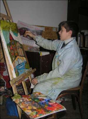 18 січня вінничанин Тарас Паращук на занятті в центрі ”Барви України” пише олійними фарбами картину, яку планує назвати ”Вечірня Вінниця”. Окрім живопису, робить ляльки-мотанки і малює на тканині
