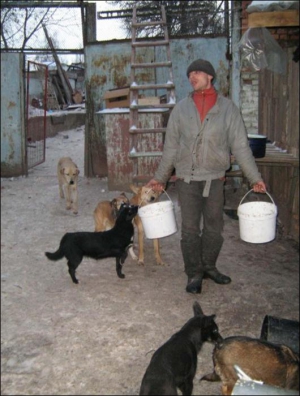 Доглядач вінницького притулку для тварин Юрій (прізвище називати не хоче) виносить пісну кашу для собак. Говорить, що годують їх раз на день. Поживнішу їжу тримають для цуценят. У притулку живе 200 собак