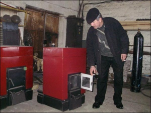 Предприниматель из Каменки Роман Олексенко показывает котел, который он сам разработал и выпускает на своей фирме. Работать он может на газу, угле, древесине. Дизайн устройств придумала дочка предпринимателя