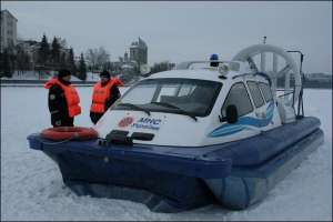 На тернопольском пруду ежедневно курсирует глиссер со спасателями. При потребности лодку можно перевезти в любой уголок области