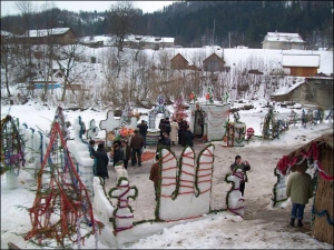 Посетители ледового городка в селе Соколовка Косовского района Ивано-Франковской области фотографируются возле украшенных гирляндами фигур. Через три–четыре дня крестьяне снимут украшения, потому что скульптуры могут растаять