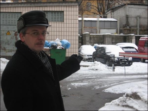 Киевлянин Геннадий Тлустенко пришел на площадку, где ”Приватбанк” держит забранный у него легковой автомобиль SMA C81. Машина стоит с осени