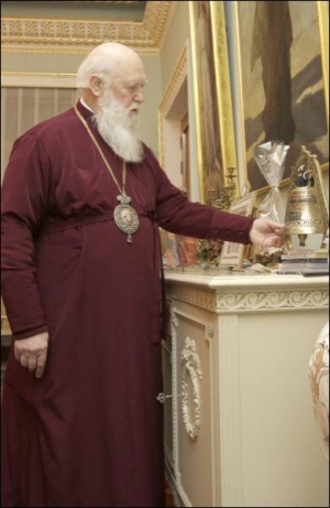 Патріарх Київський і всієї Русі-України Філарет у залі Священного Синоду у своїй резиденції показує дзвін, який йому подарували на один з минулих днів народження. Хто саме зробив подарунок, митрополит не пам’ятає