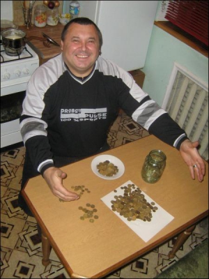 Юрій Твердохліб перераховує дрібняки, що назбирав у літрову банку 2008 року. Додав 224 гривні й купив електричну пароварку