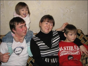 Елена Олейник из поселка Жовтневое возле Донецка с сыновьями Александром (справа), Павлом и дочкой Юлией