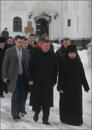 В последний раз лидер Партии регионов Виктор Янукович (по центру) появлялся на публике 19 января 2009 года после литургии по случаю праздника Крещения Господнего в Трапезном храме Киево-Печерской лавры. Потом он заболел