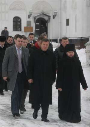 Востаннє лідер Партії регіонів Віктор Янукович (по центру) з’являвся на публіці 19 січня 2009 року після закінчення літургії з нагоди свята Хрещення Господнього в Трапезному храмі Києво-Печерської лаври. Потім він захворів