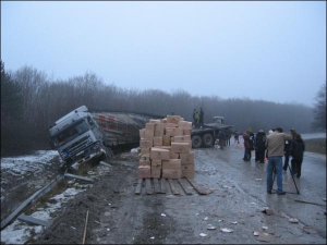 У Державтоінспекції Кам’янця-Подільського на Хмельниччині кажуть, з початку року на цьому віражі сталося з десяток схожих аварій