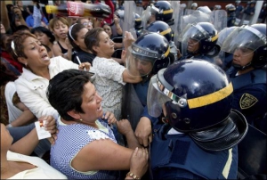 Матери атакуют мексиканских полицейских, которые окружили вход в тюрьму для несовершеннолетних в столице страны Мехико