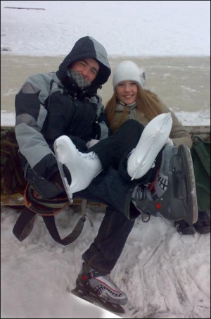 Виктор Грушецкий с приятельницей Дарьей, членом клуба оптимистов, на городском катке в Ивано-Франковске