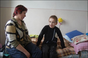 Мар’яна Ревакович разом із сином Романом у лікарняній палаті. Фото зроблене 23 січня, коли хлопця виписали із львівської лікарні на вулиці Орлика