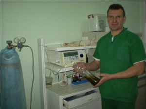 Головний лікар клініки ”Доктус” у Тернополі Сергій Данилків заряджає озоном оливкову олію. Вона стимулює оновлення клітин. В олії газ може зберігатися рік