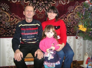 Марина Бижко с мужем Виталием и внучкой Валерией в своем доме в селе Кобы Кобелякского района. В Киев семья переезжать не планирует. Вместо выигранной квартиры хотят взять деньги