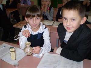В школе села Гущинцы Калиновского района 10-летние Галина Крихиз и Виктор Олексиюк зажгли аромалампу. Через 5 минут в классе появился аромат лимонного масла. Так делают дважды в неделю по 20 минут