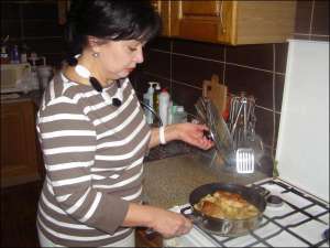 Галина Левицька на кухні у квартирі доньки Ольги показує, як готувати нашвидкоруч курячу грудинку