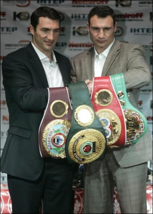 Володимир (ліворуч) та Віталій Клички нині володіють трьома з чотирьох найпрестижніших титулів чемпіона світу з боксу у суперважкій вазі — WBС, WBO та IBF. Пояс WBA належить росіянину Миколі Валуєву