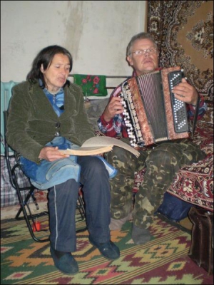 Наталия и Леонид Наумцы репетируют песни в своей комнате. Из мебели имеют только тумбу