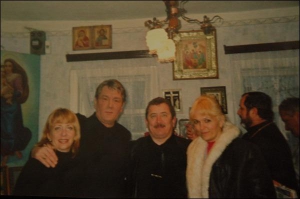 Киевлянин Юрий Козлов с женой Светланой (на фото — справа), Виктором Ющенко и его женой Екатериной в родном доме президента 31 января 2006 года, в годовщину смерти матери Виктора Андреевича