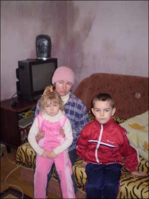 Марія Куриляк із дітьми Галею й Олегом. Після повені стіни та всі меблі у них вологі. Дихати в хаті нічим, тому батьки відправляють малих куди можуть — до родичів, сусідів, гуляти на вулицю