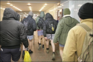 Акцию ”Продай штаны — купи жетон” провели 1 февраля в Киевском метрополитене молодые люди из общественной организации ”Український спротив”. Они считают, что проезд в метро дорогой, несмотря 30-копеечное удешевление. 15 человек спустились в трусах на перр